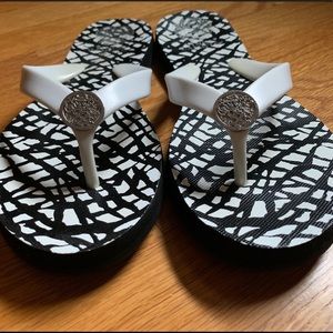Vince Camuto size 7.5 flip flops in EUC!
